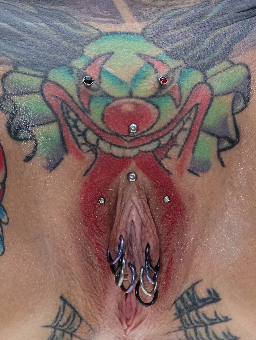 Интимные тату на влагалище