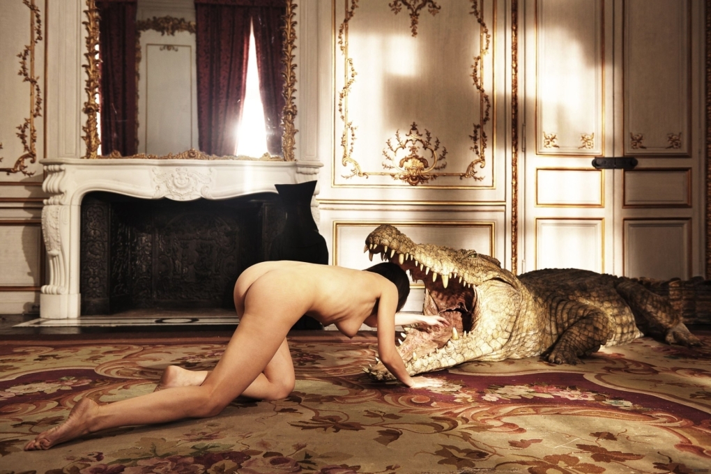 Голая женщина и крокодил
