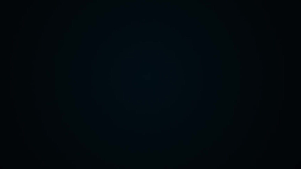 Женский силуэт на черном фоне