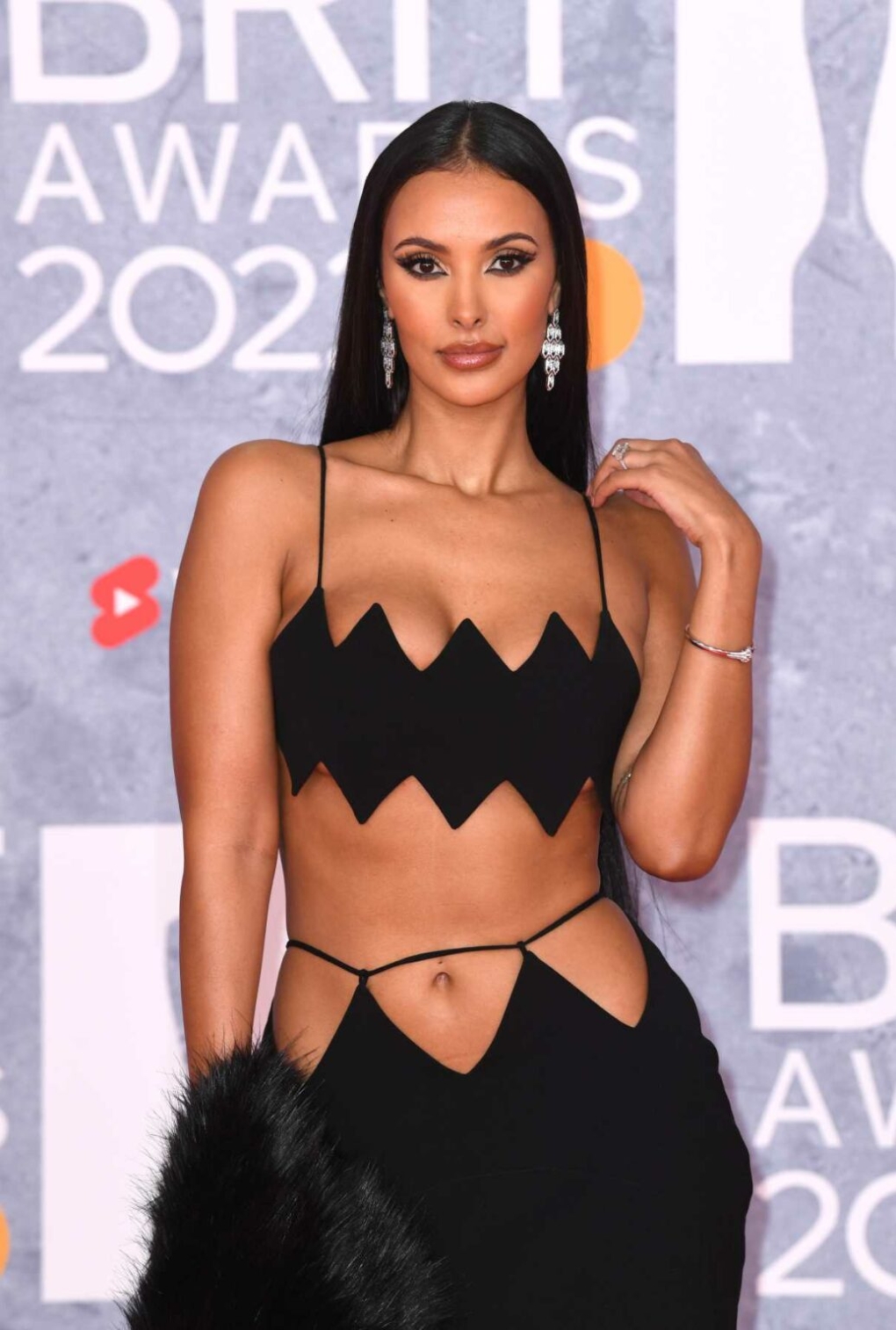 Майя Джама босиком