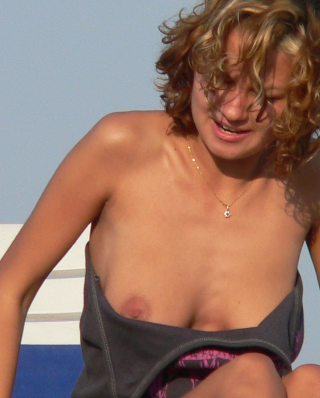 Плоские девушки топлесс