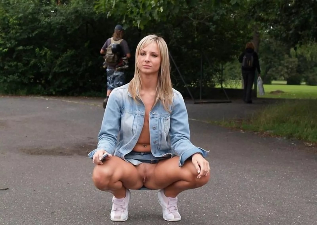 Девушки на корточках без трусов