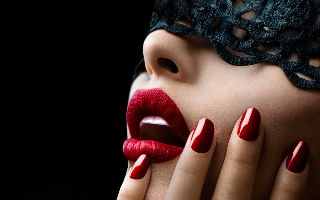 Руки с красным маникюром