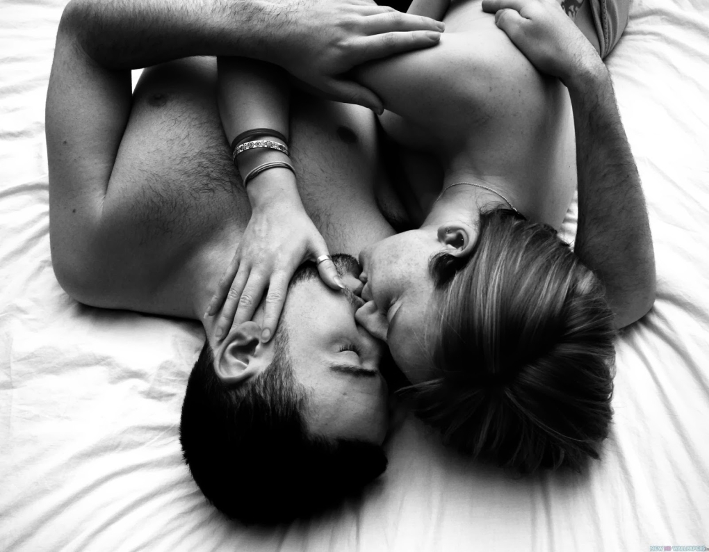 Целует животик