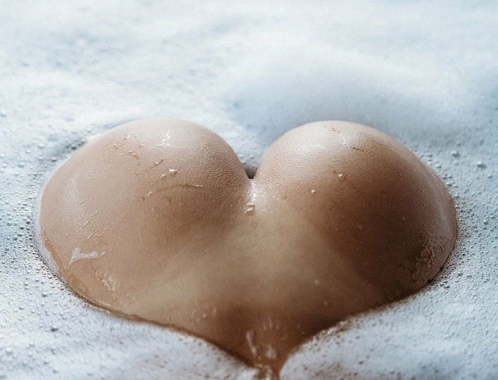 Эротическая фотосессия с надувным Фламинго