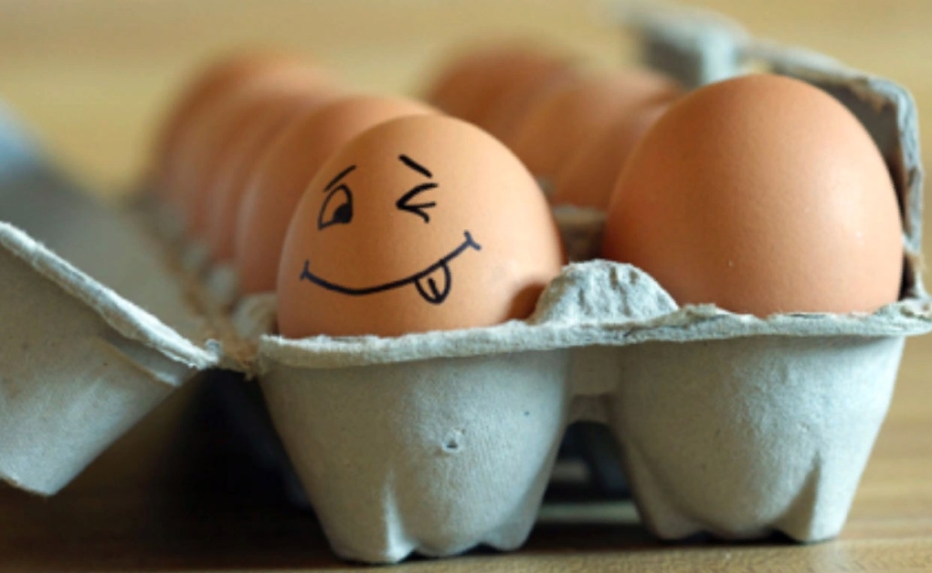 Голые мужчины и женщины на пляже