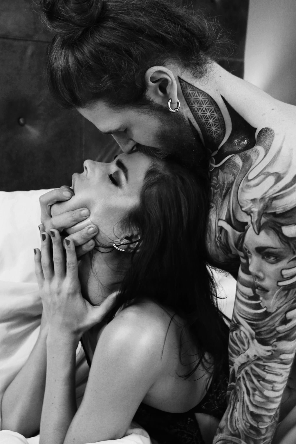 Трах женщин стоя сзади