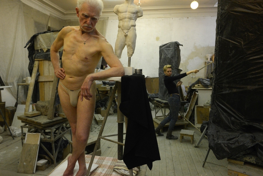 Натурщица перед студентами