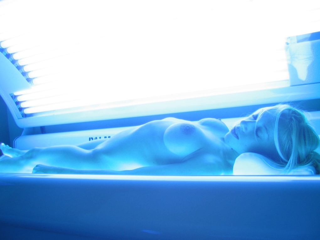 Мастурбация девушек в солярии