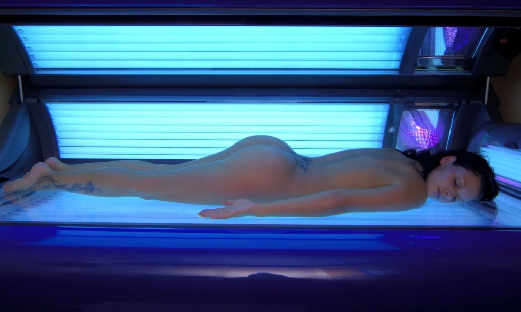 Скрытая камера в солярии