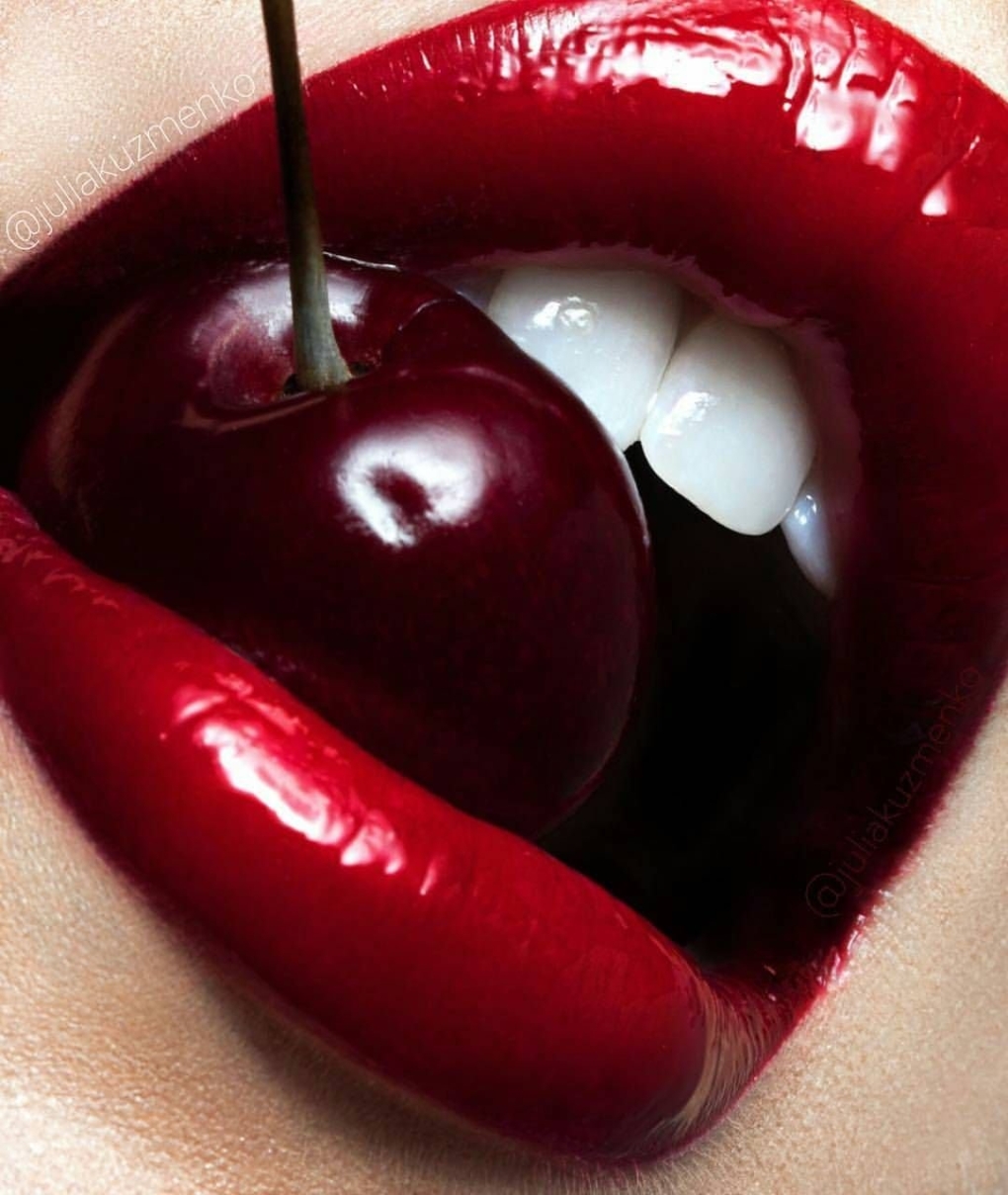 Женская грудь с вишенками