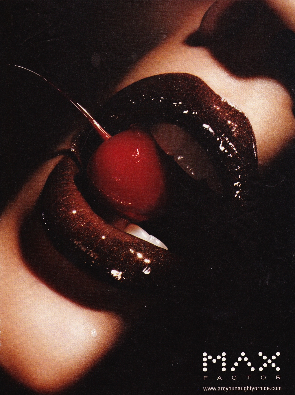 Клубника со сливками на теле девушки