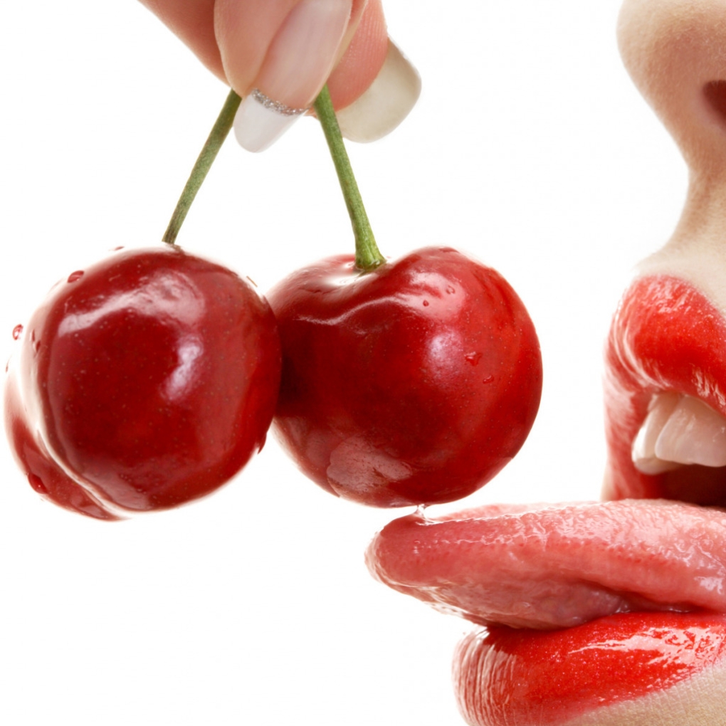 Девушка с клубникой