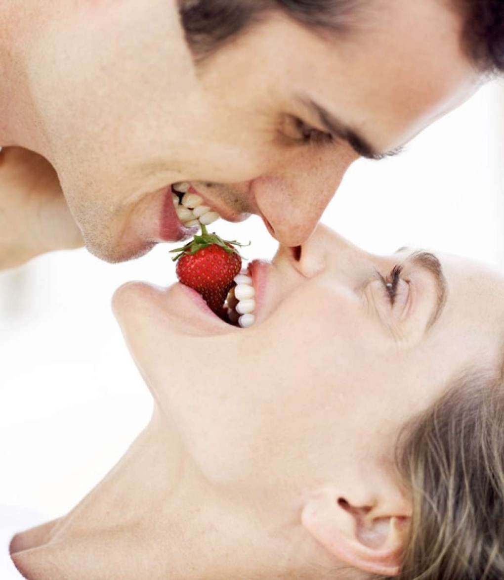 Девушка с клубникой во рту