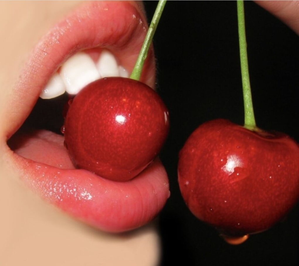 Губы в сладостях