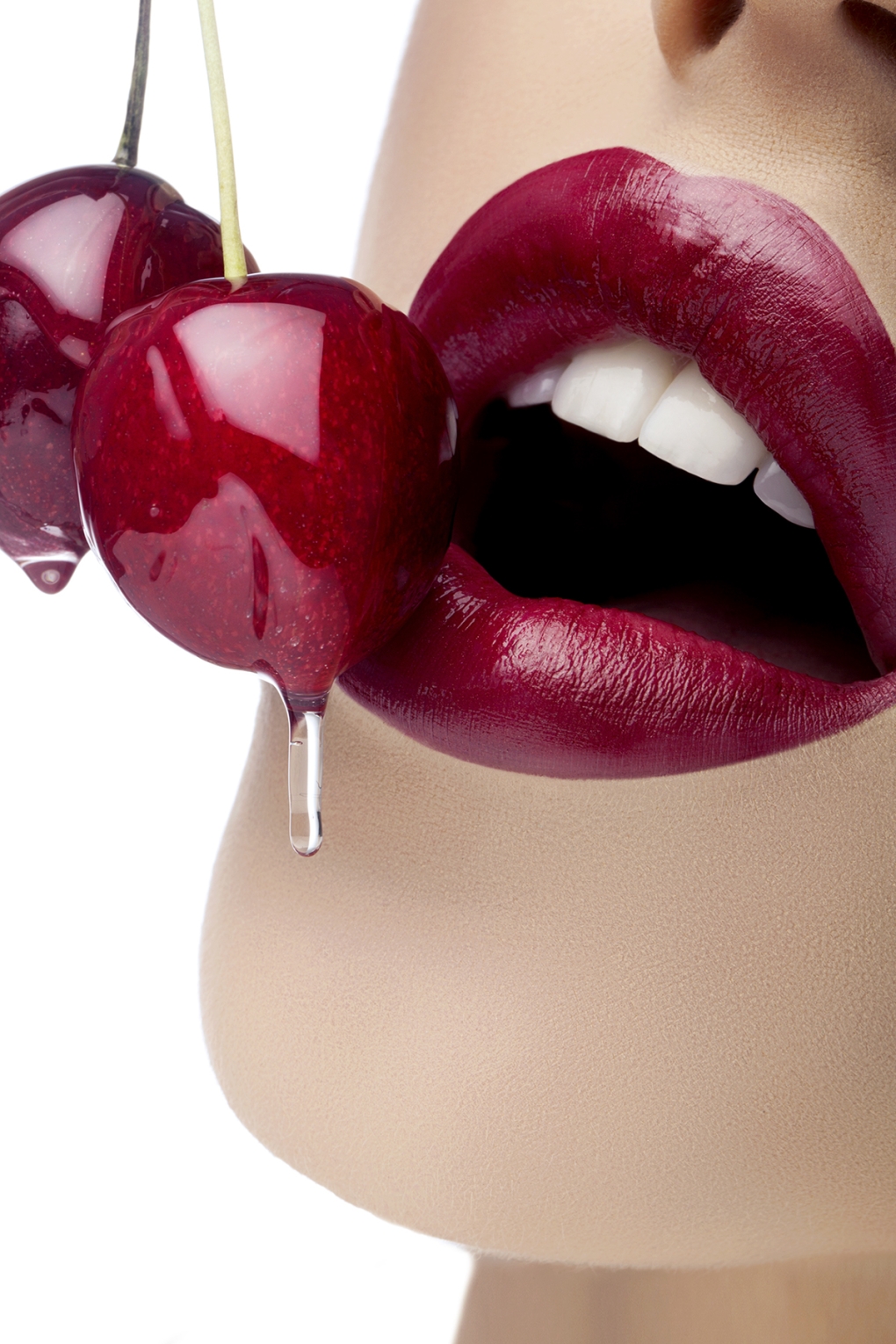 Девушка с вишней в губах