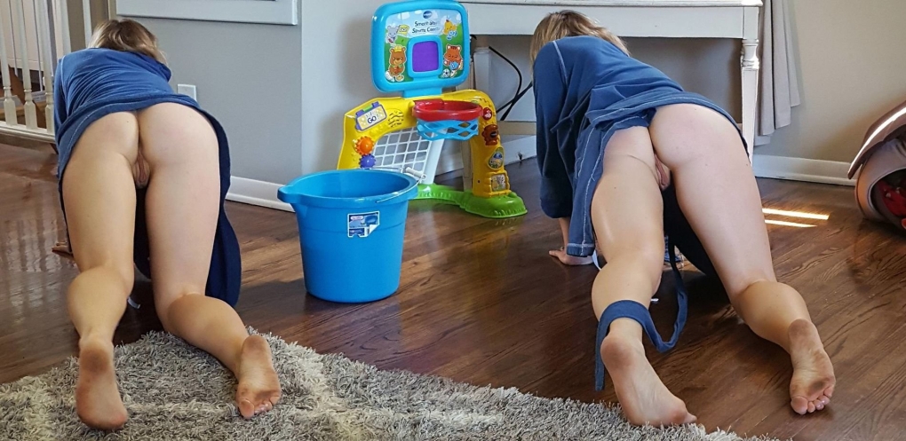 Уборщица убирается голой