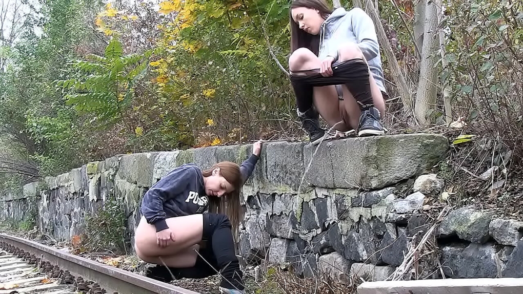 Девушка пописала на улице