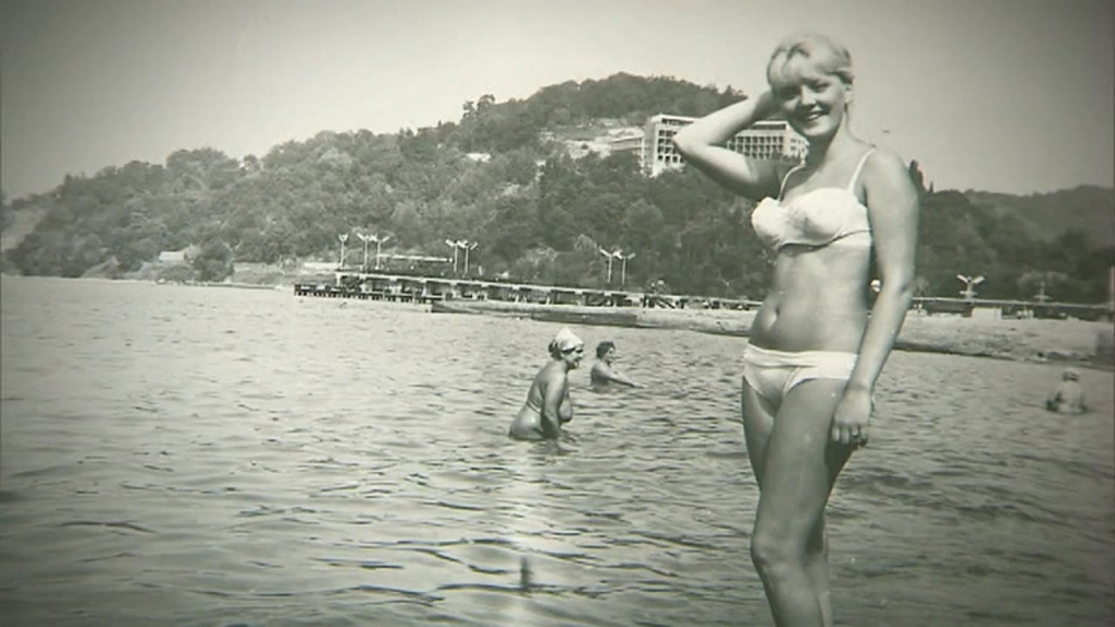 Голая на велосипеде в поле