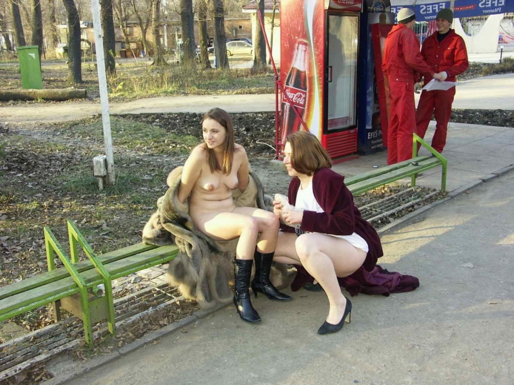 Мастурбация на лавке в парке