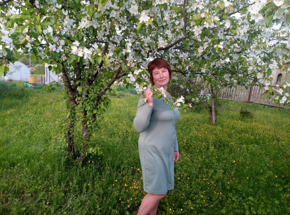 Голая Вика черных на природе