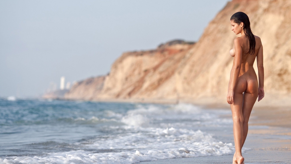 Много голых девчонок на пляже