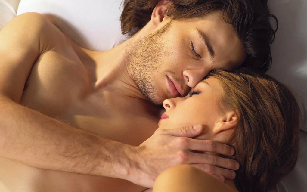 Страстный поцелуй