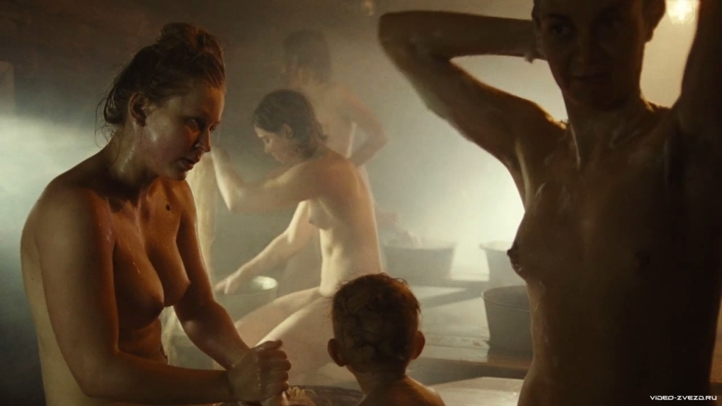 Юлия Пересильд край баня