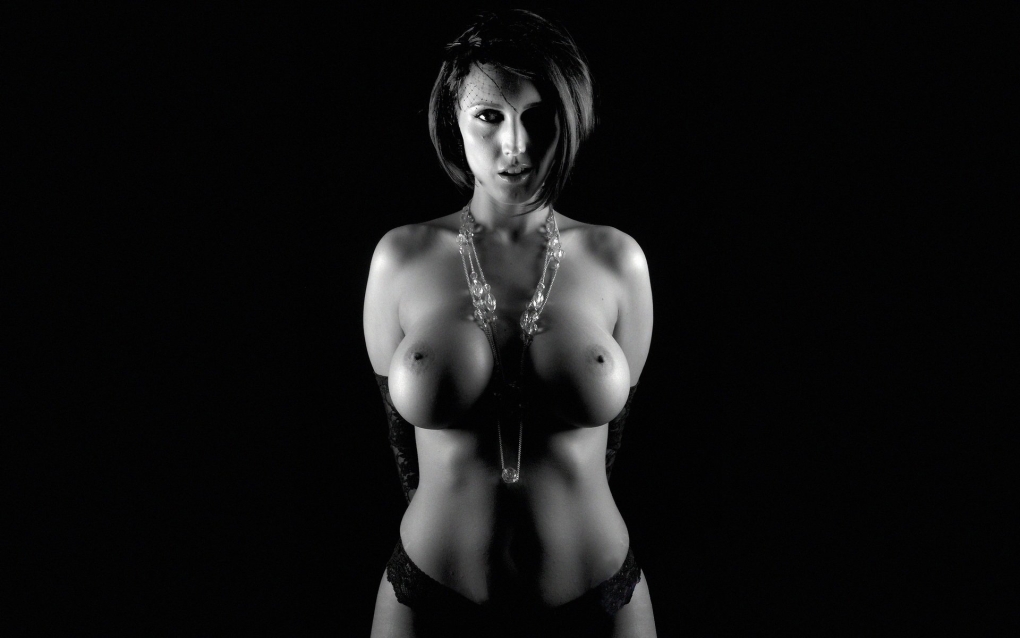 Девушки с большими сиськами на черном фоне