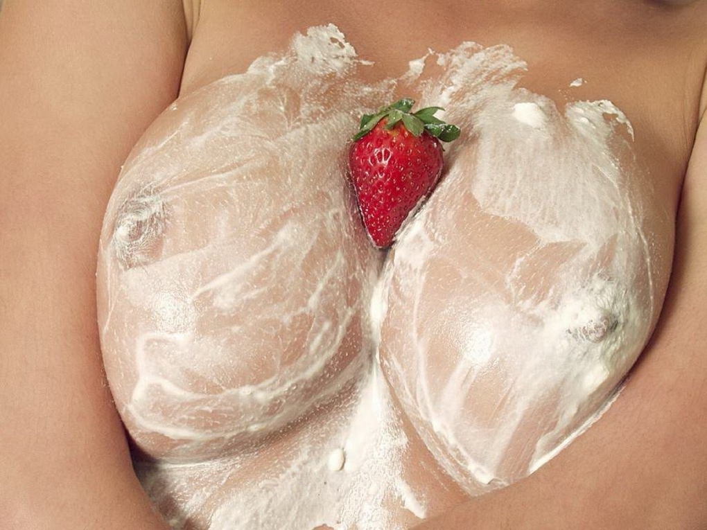 Девушка слизывает с члена