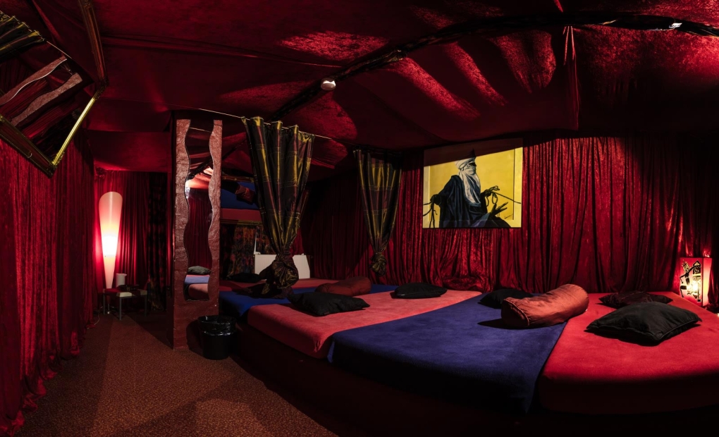 Комната для уединения в клубе