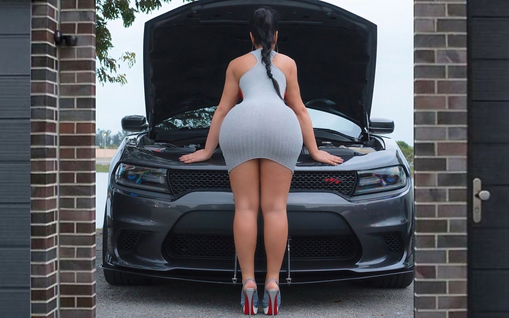 Голые женские попы в авто