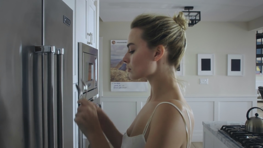 Марго Робби селфи в зеркале