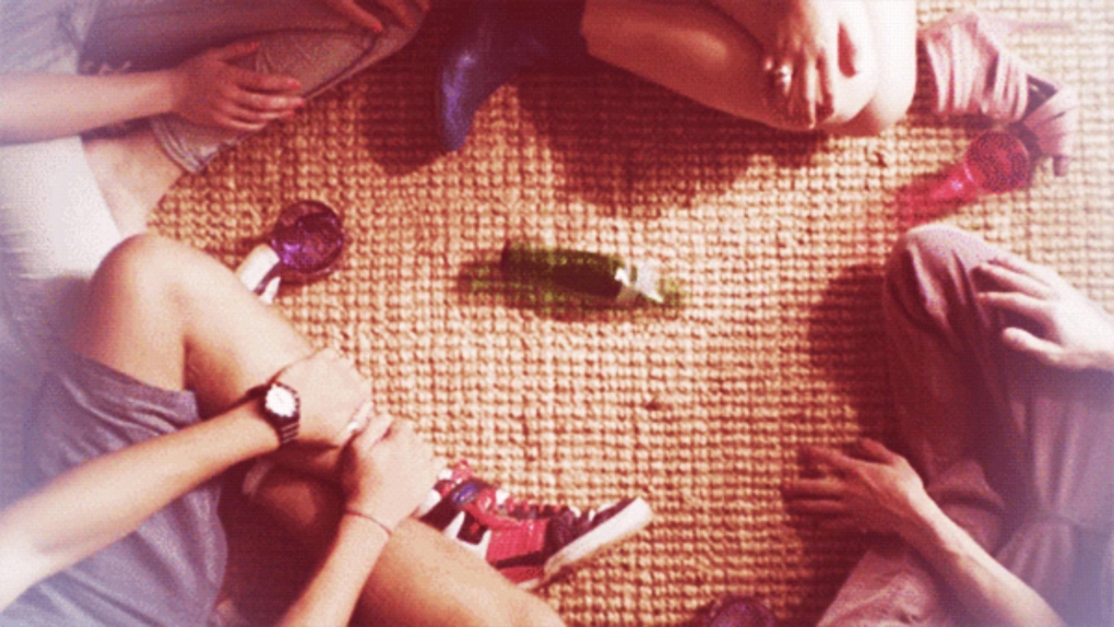 - Игра "в бутылочку"