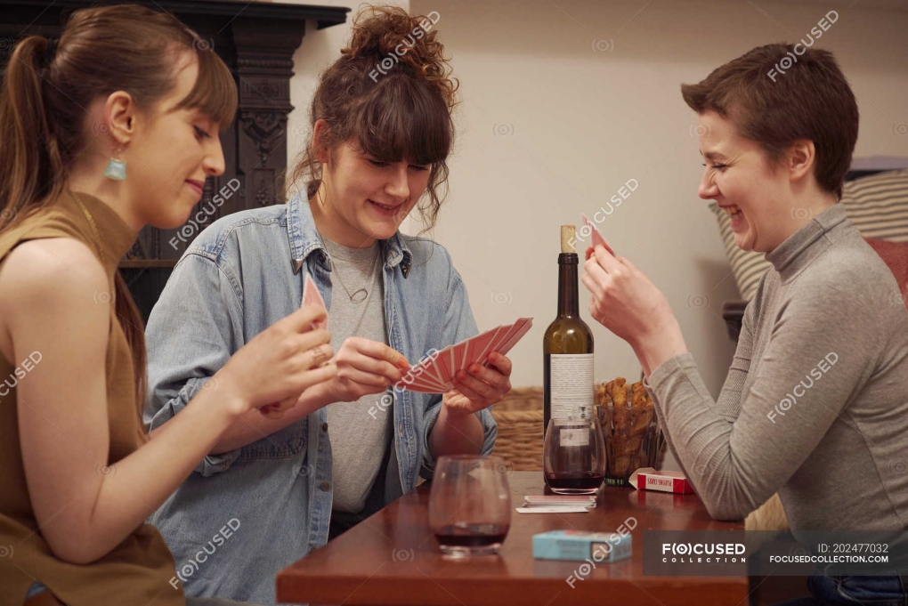 - Игра "в бутылочку"