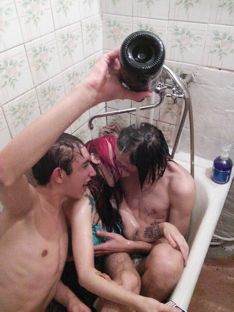 Голая жена с дошираком ню