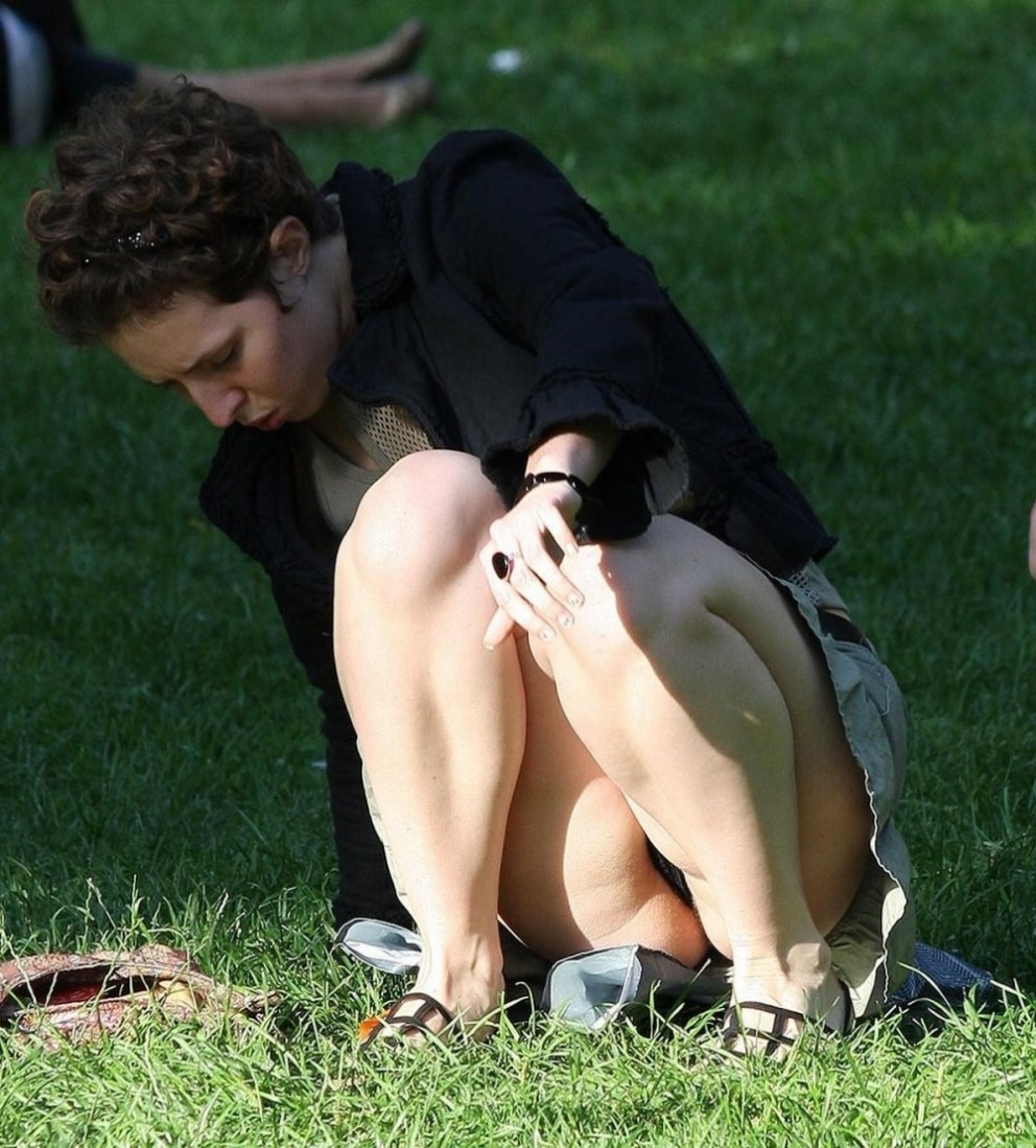 Девушки без трусов под столом