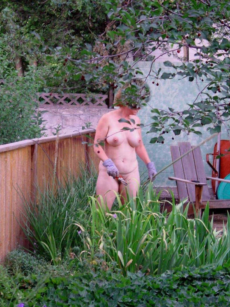Дачный нудизм голышом на даче