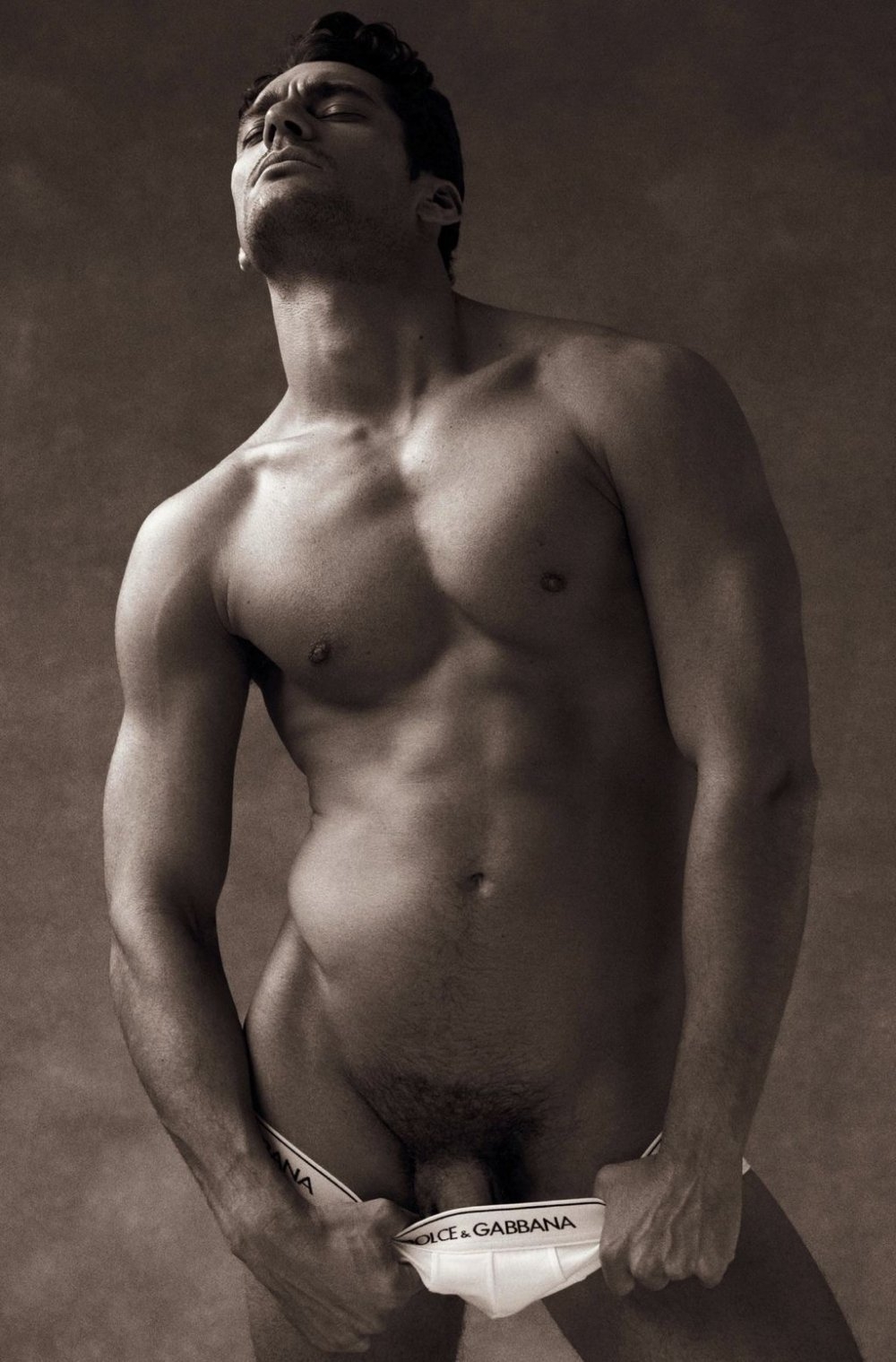 Девушка топлесс среди мужиков