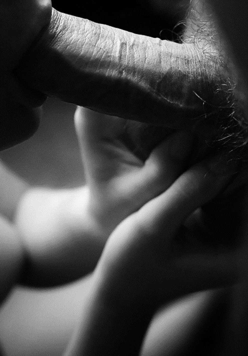 Красивая девушка облизывает член