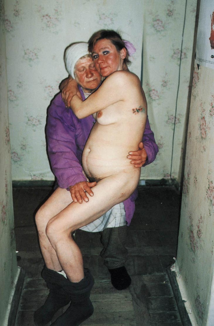 Пьяная бомжиха без трусов