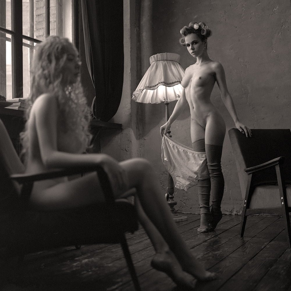 Голая пытается спрятаться