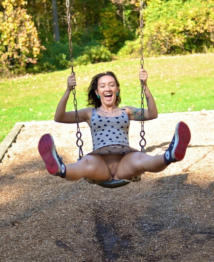 Голая на качелях без трусов