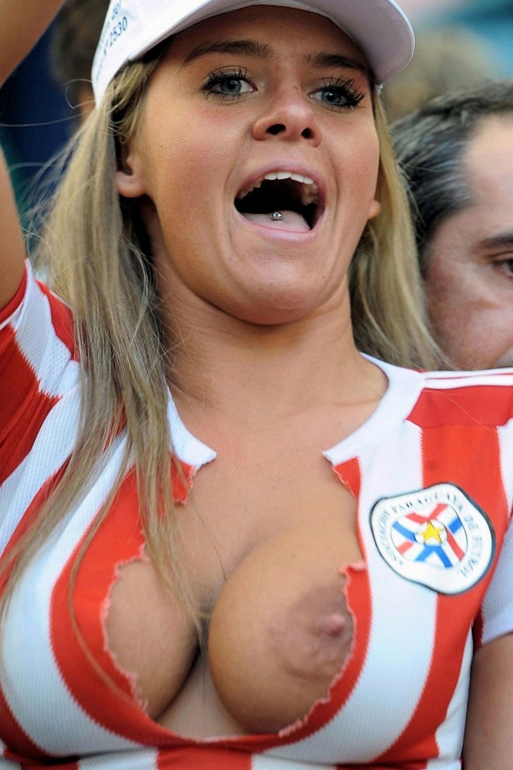 Голые болельщицы на стадионе