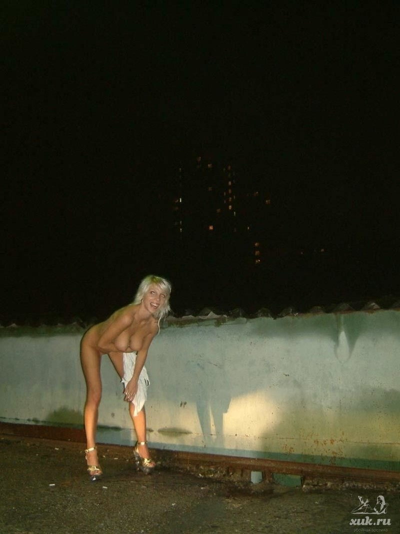 Девушка в белье под дождем