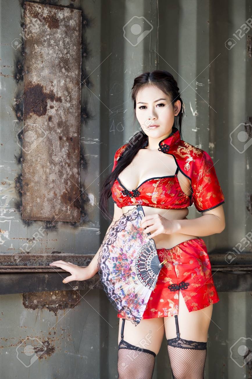 Китаянка в эротическом китайском платье