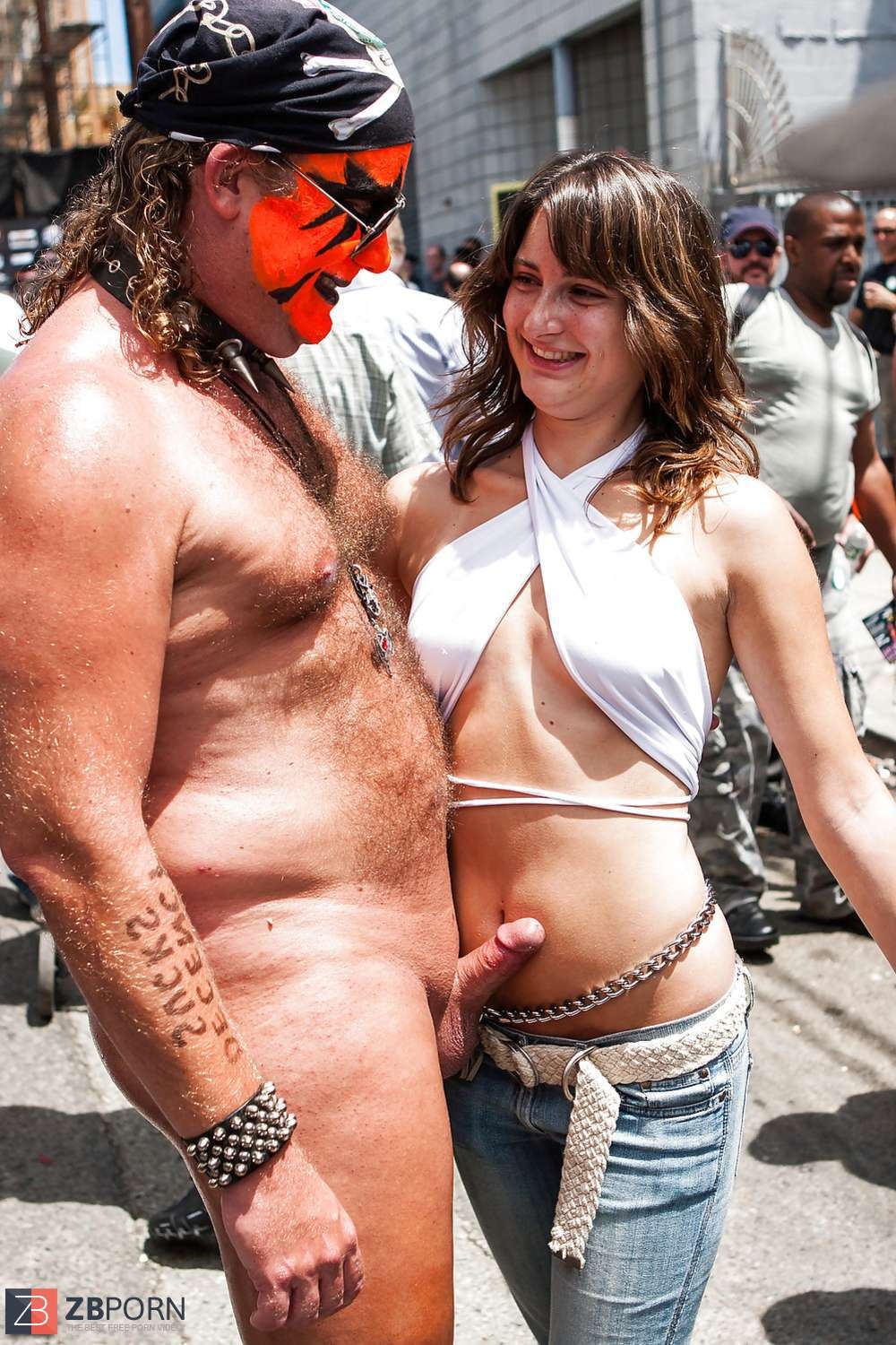 Голый мужчина одетая женщина