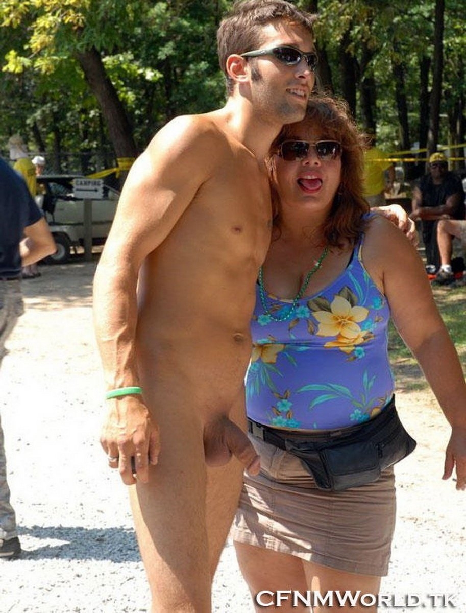 Голые на улице среди одетых