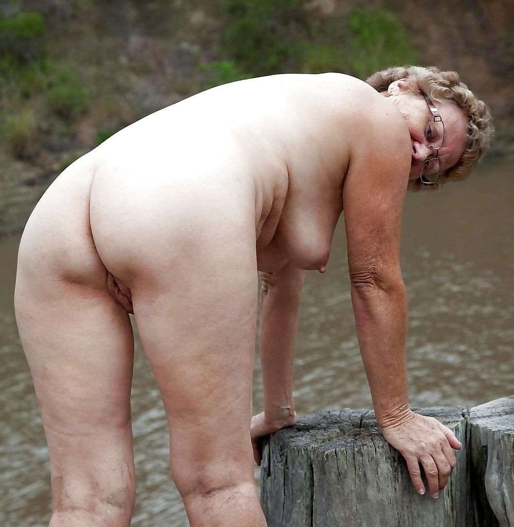 Бабушки голышом купаются в речке