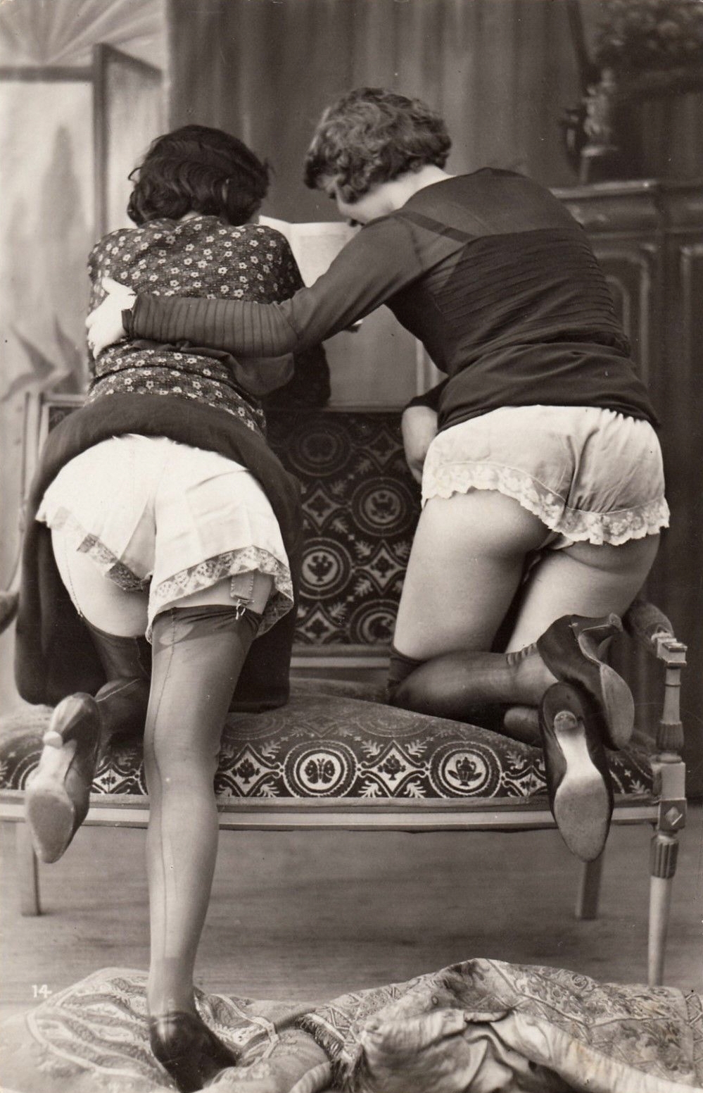 Ретро дамы в шляпке без трусов